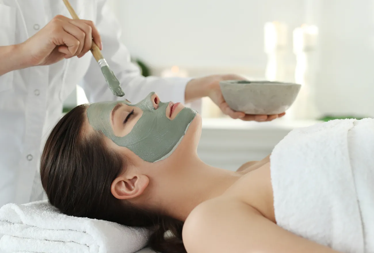 Cilt Bakımında Peeling Uygulamaları: Kimyasal ve Fiziksel Peelingler